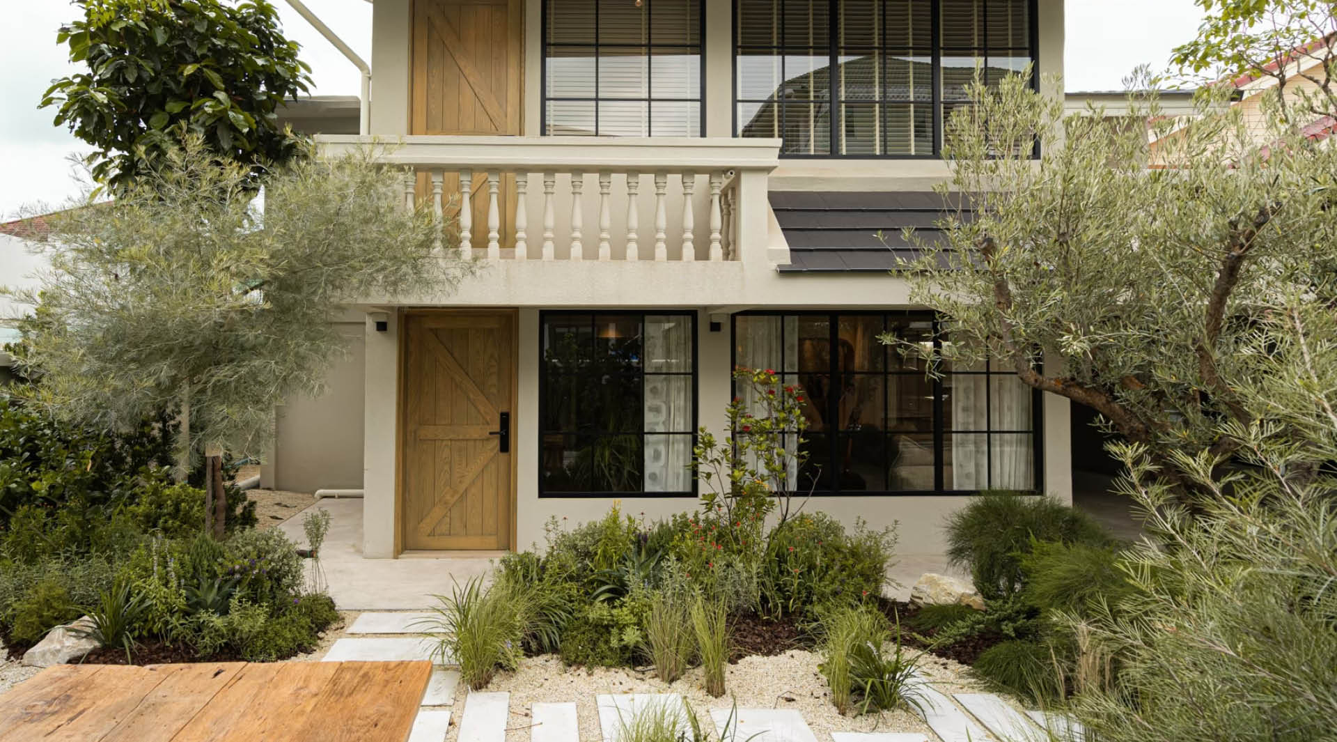SIWA HOUSE — EXTERIOR FACADE & COURTYARD