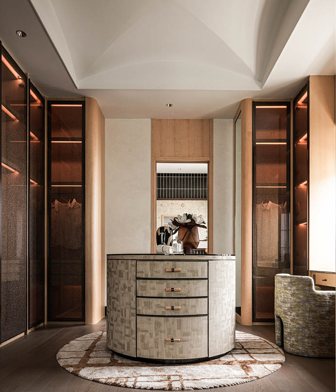Walk-in wardrobe with a parquetry island dresser